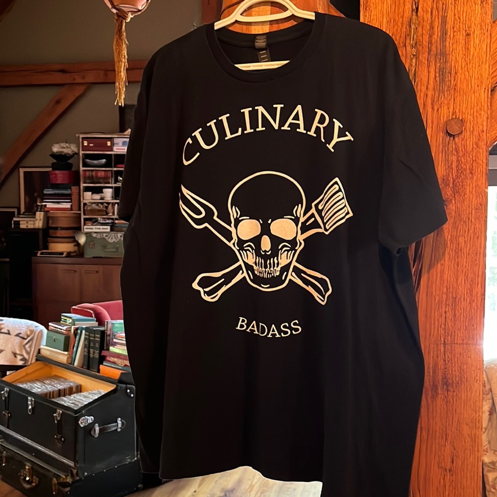 Skull and Crossbones T-shirt in XXL by Anvil